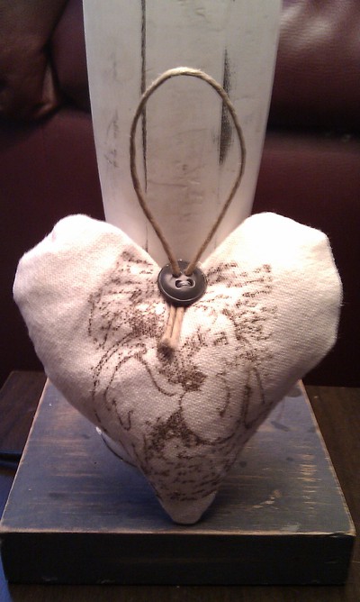 Ett hjärta som är gjort av linnetyg stämpel från Panduro hobby och en fin knapp med lite snöre…